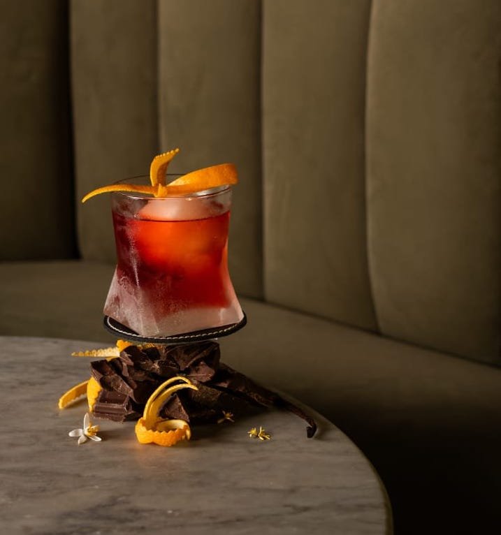 Cóctel Citrus Boulevardier con bourbon, vermut rojo y Campari, reinterpretado con un toque cítrico mediterráneo