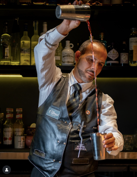 Sargis Kocharyan elaborando coctelería cítrica 0.0