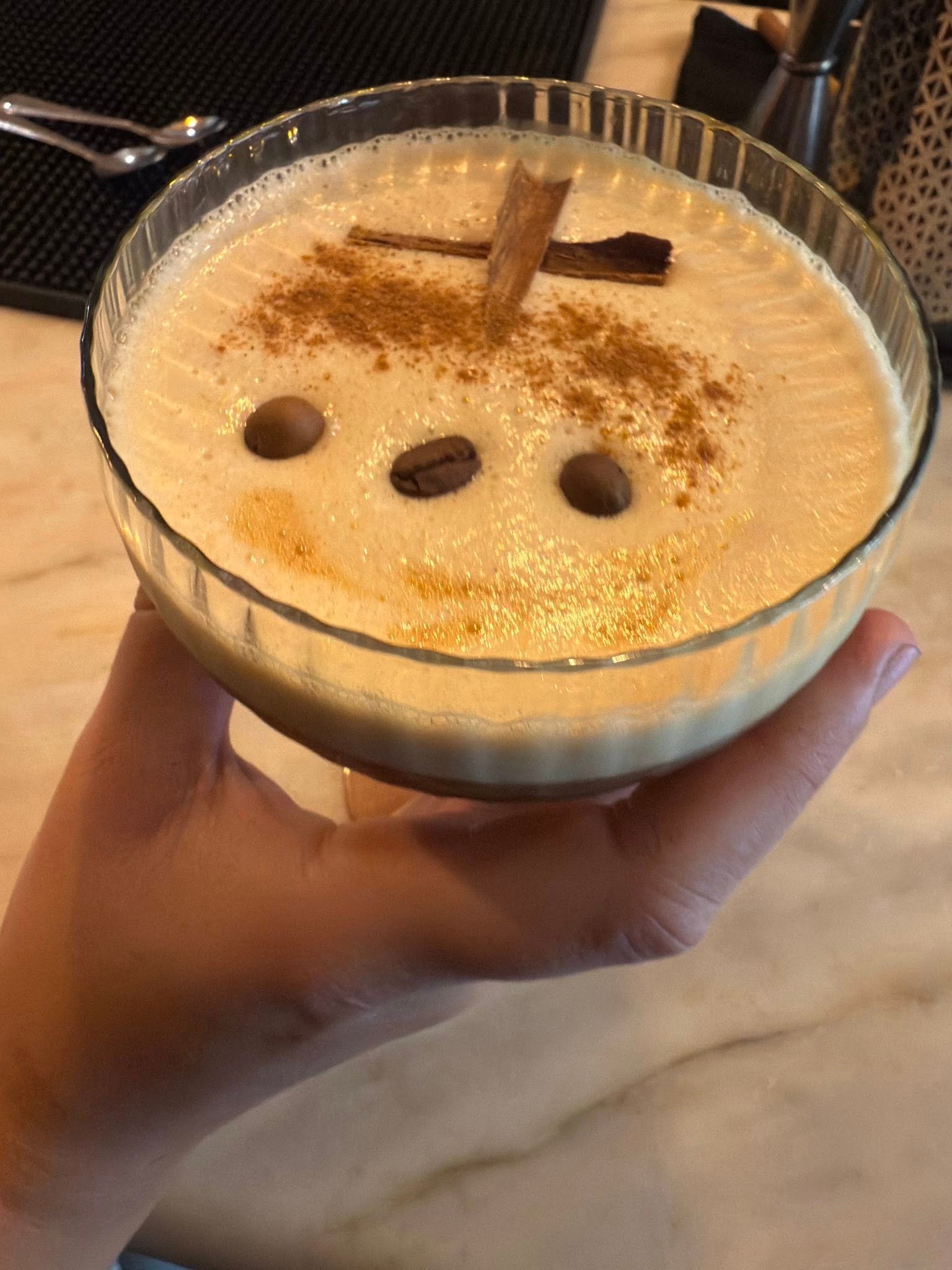 Creación de cocktail con espresso